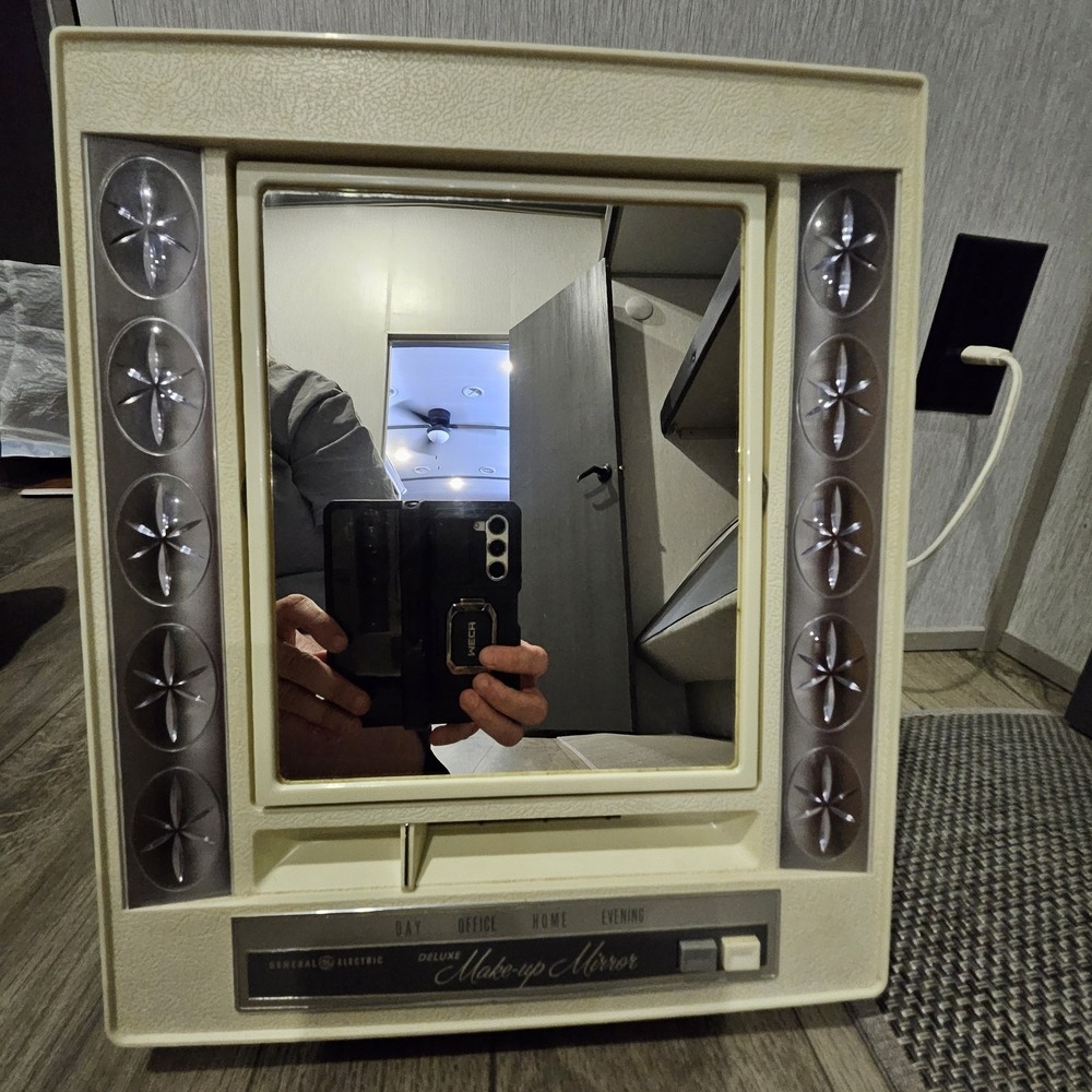 General Electric Deluxe Make Up Light Up Mirror Reversible Zoom Vintage TESTED - Picture 11 of 13